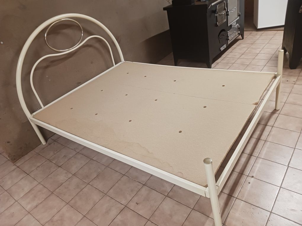 Vendo cama de casal com 183 comprido por 133 largo ,,com estrado ,sem