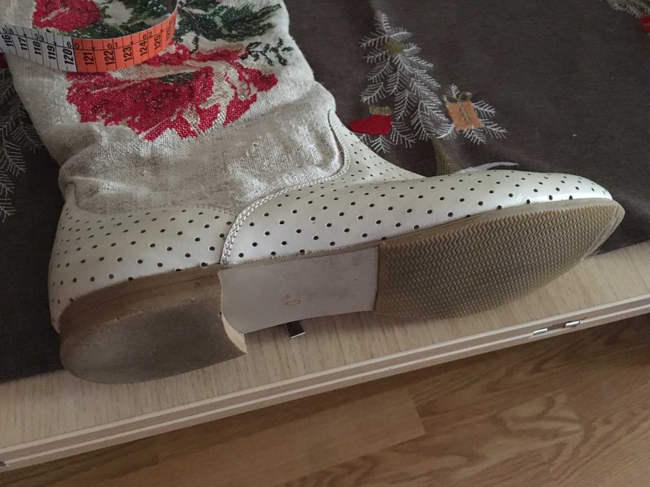 Чоботи жіночі з українським орнаментом.