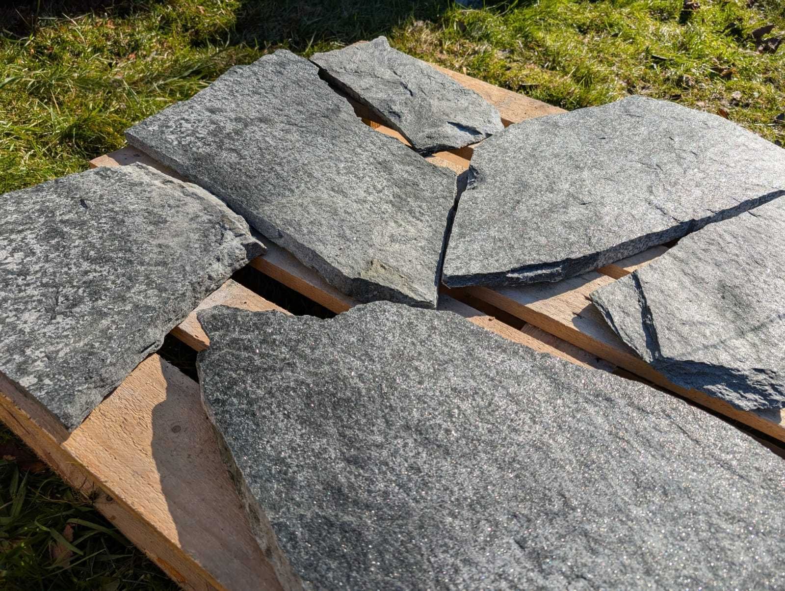 Kamień naturalny ciemny grafit, antracyt kamień chodnikowy elewacyjny