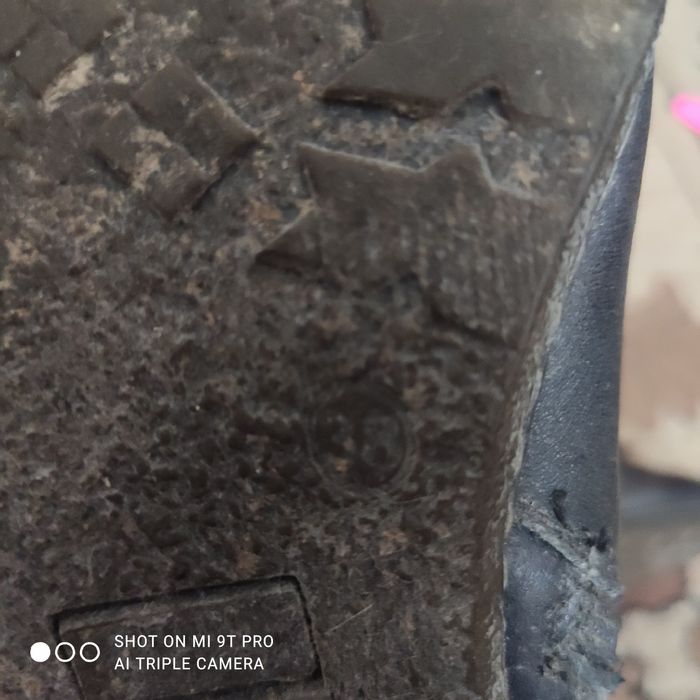 Продам шкіряне  б /у зимове взуття