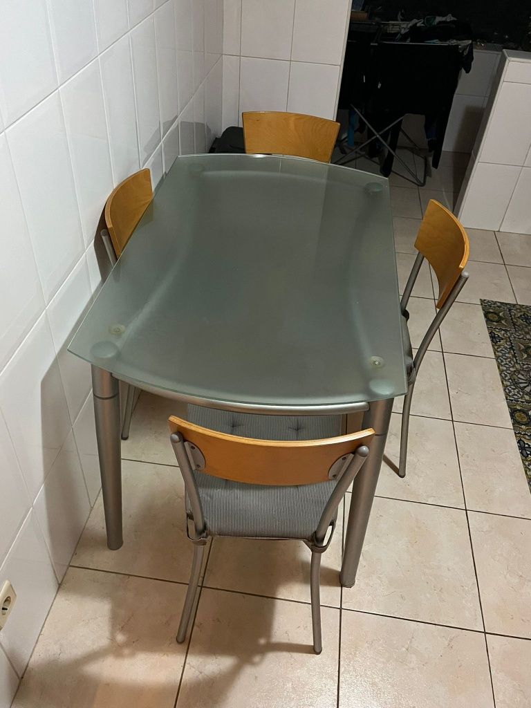 Mesa de cozinha em vidro fosco