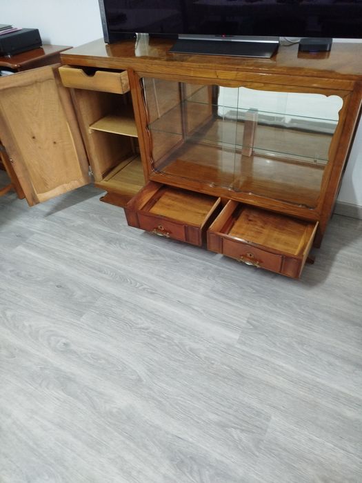 Cristaleira em madeira maciça