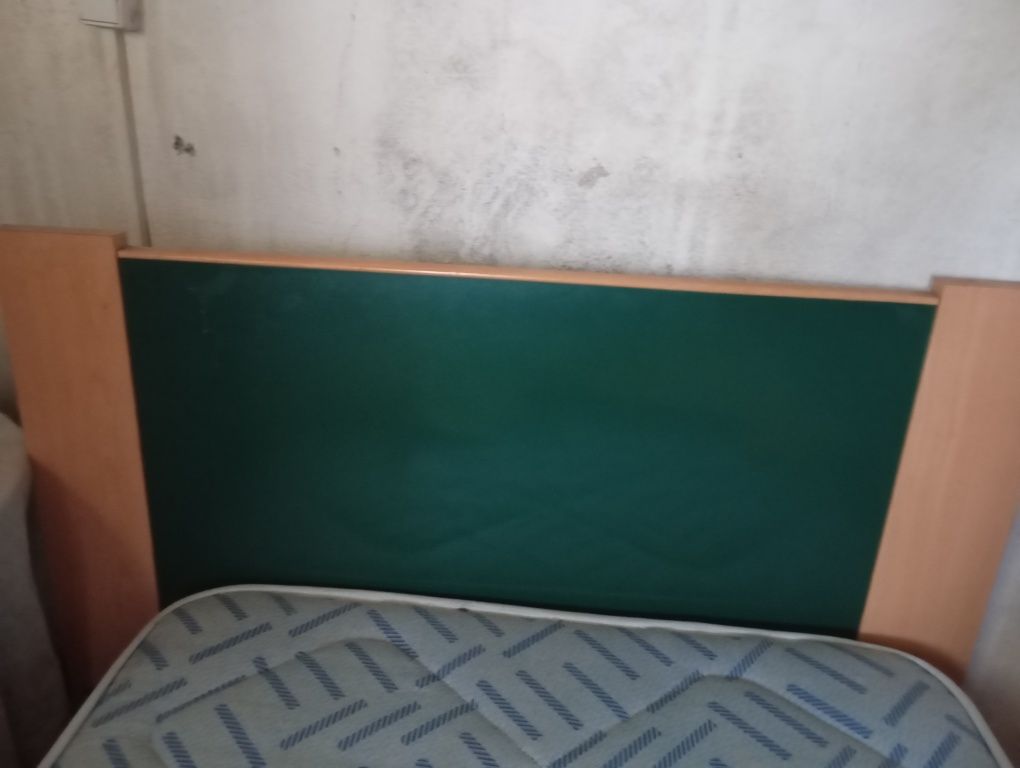 Mobília de quarto para desocupar.