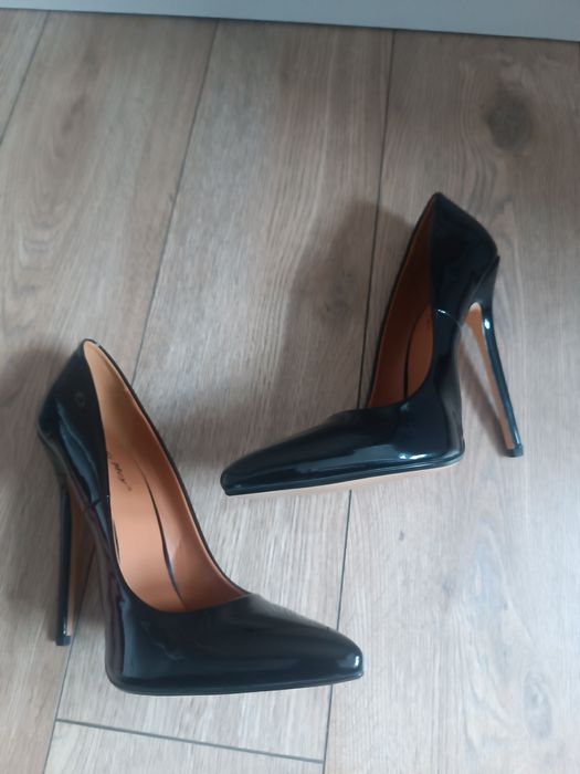 Czarne lakierowane szpilki