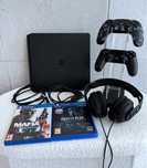 Zestaw: PS4 slim + 2 pady + stojak + 2 gry + sluchawki + stojak kable