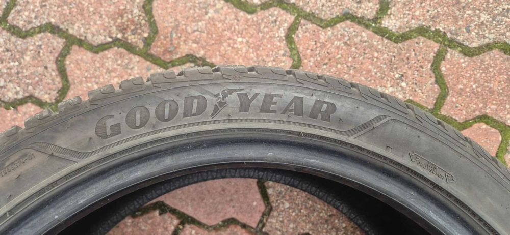 Opony zimowe 245x40R18 Goodyear  4szt Z804