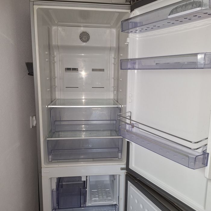 Lodówko zamrażarka BEKO z wyświetlaczem