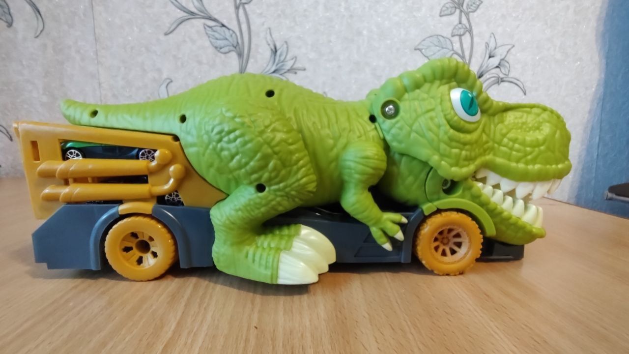 Динозавр автовоз, пожирач автомобілів.