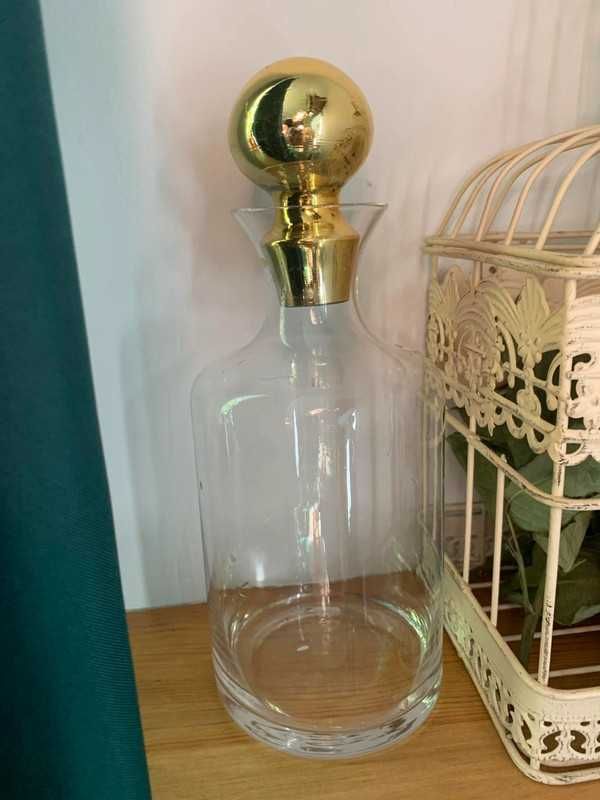 Karafka szklana ze złotym szklanym korkiem