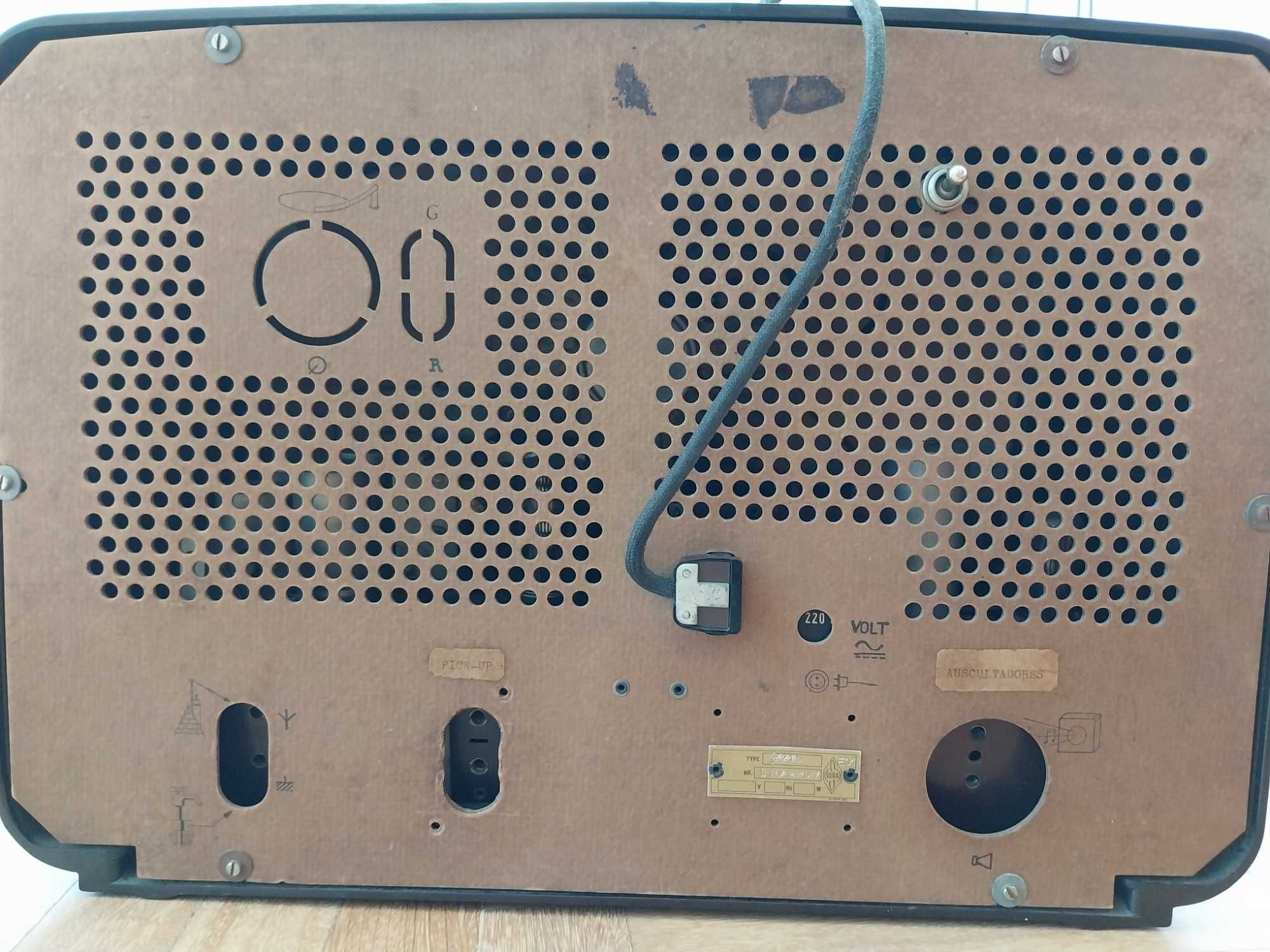 rádio antigo Siera, provavelmente de 1949