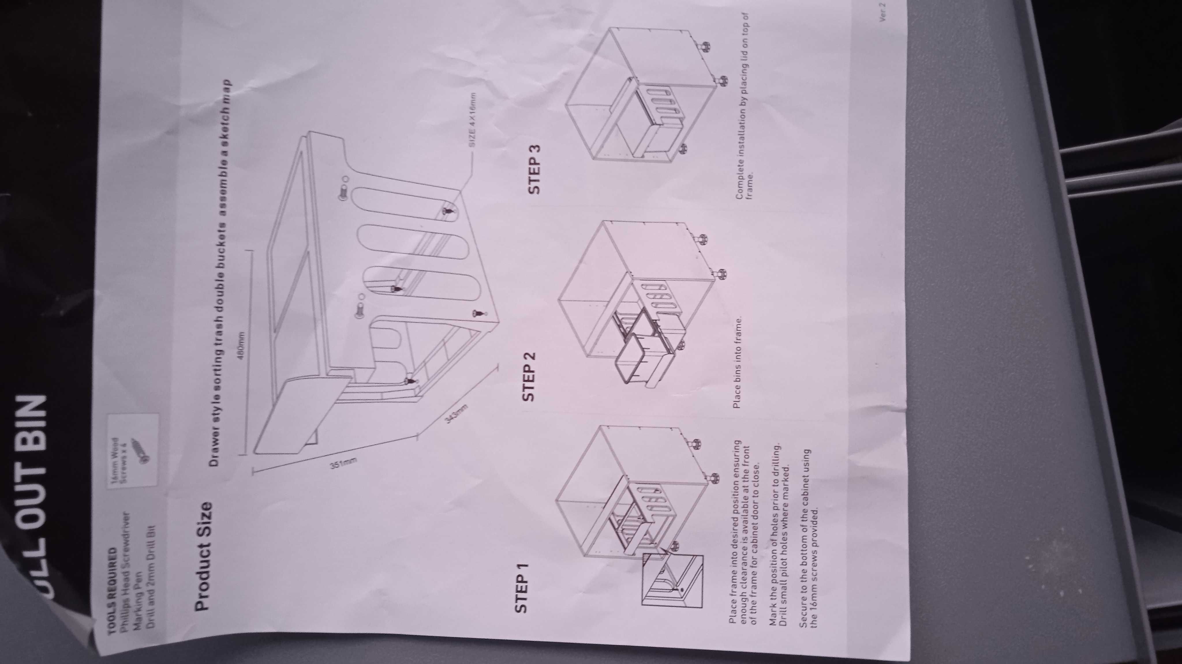 Szuflada do zabudowy z pojemnikami segregacji.