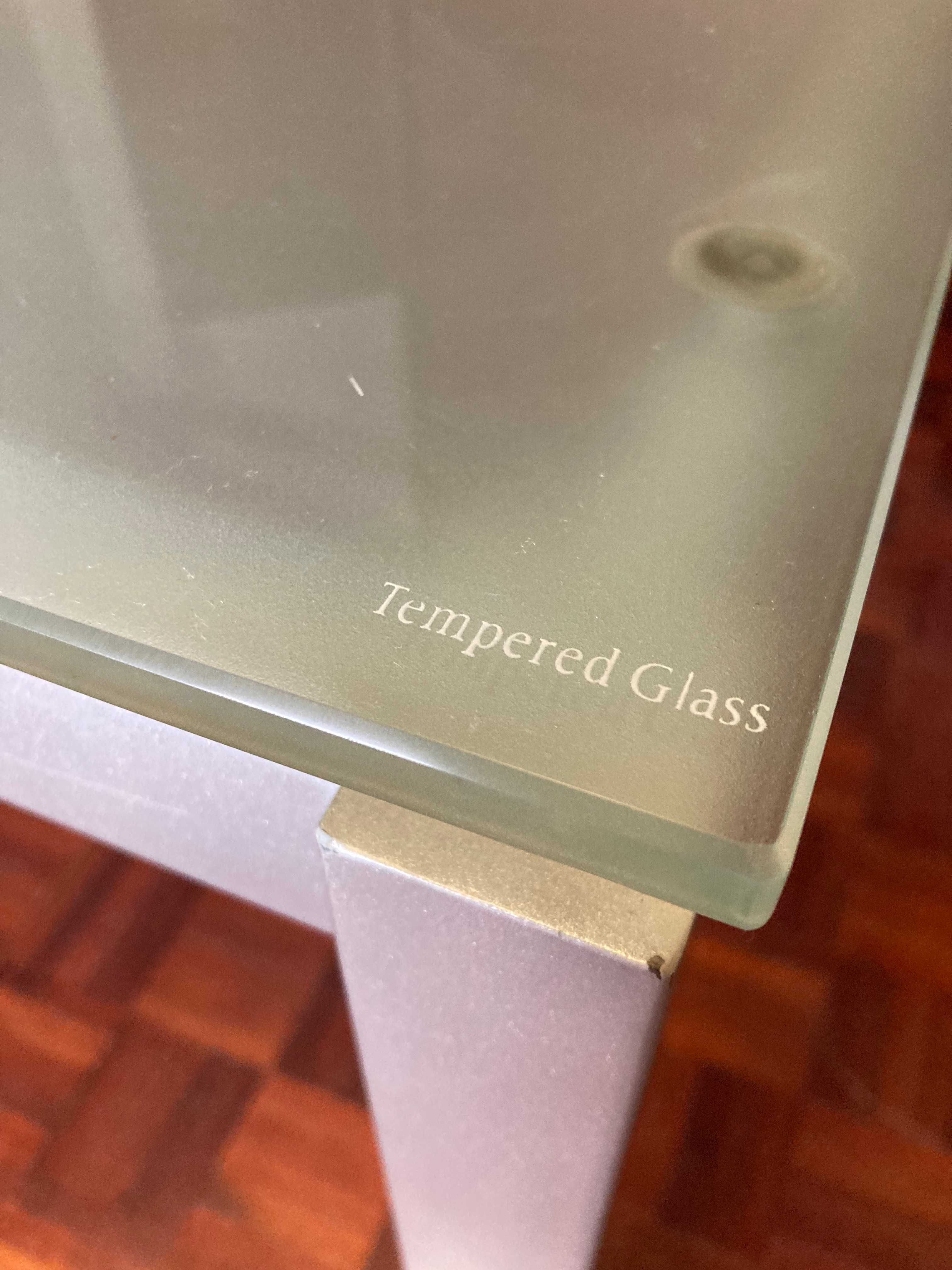 Mesa em vidro temperado e metal