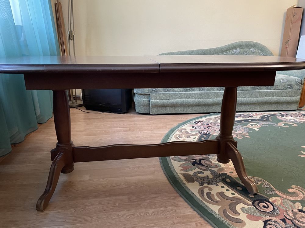 Продам дубовый стол  в идеальном состоянии