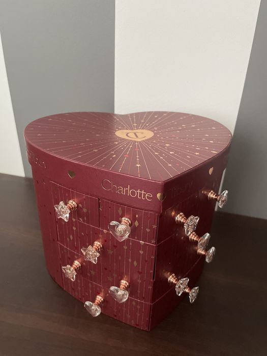 piękne pudełko ozdobne po kalendarzu adwentowym charlotte tilbury