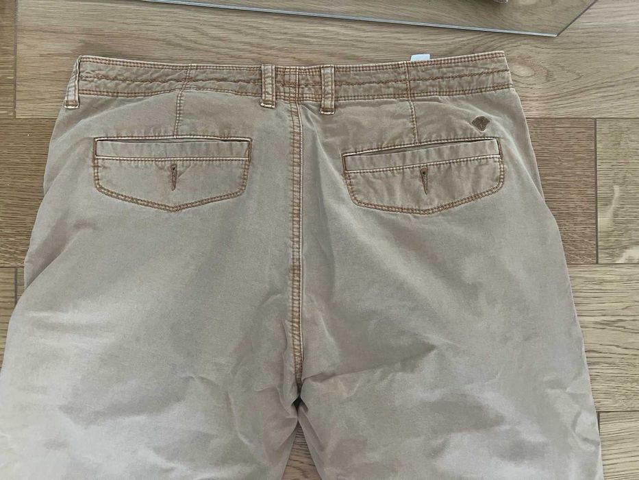 Beżowe spodnie, Lavard