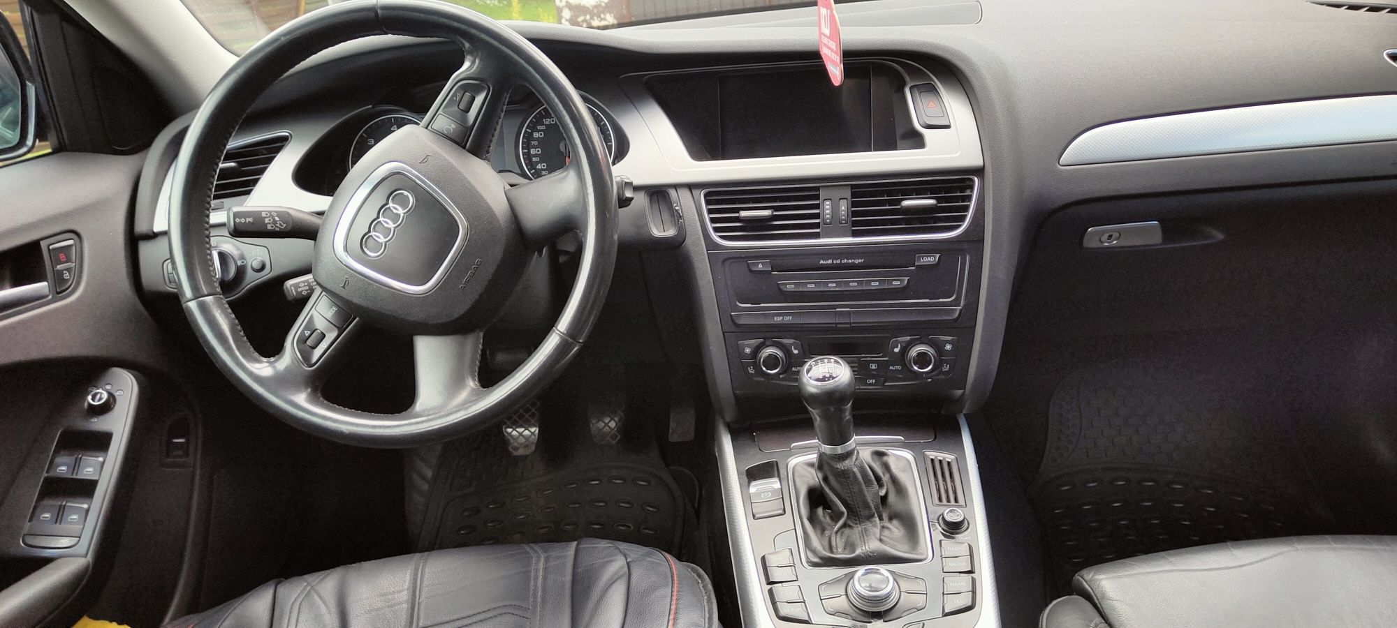 Czarne Audi A4B8
