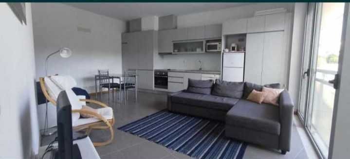 Aluga-se T1 - 1.ª Linha de Mar (Mobilado e equipado)