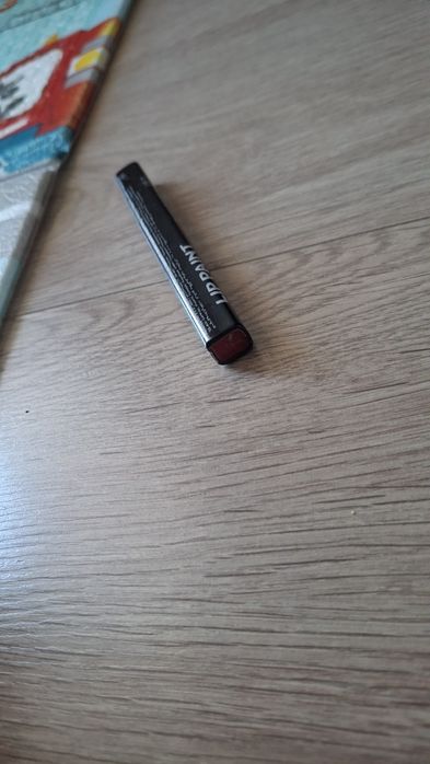 Помада красная AVON.