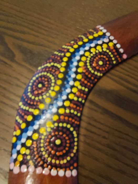 Bumerangue de madeira pintado