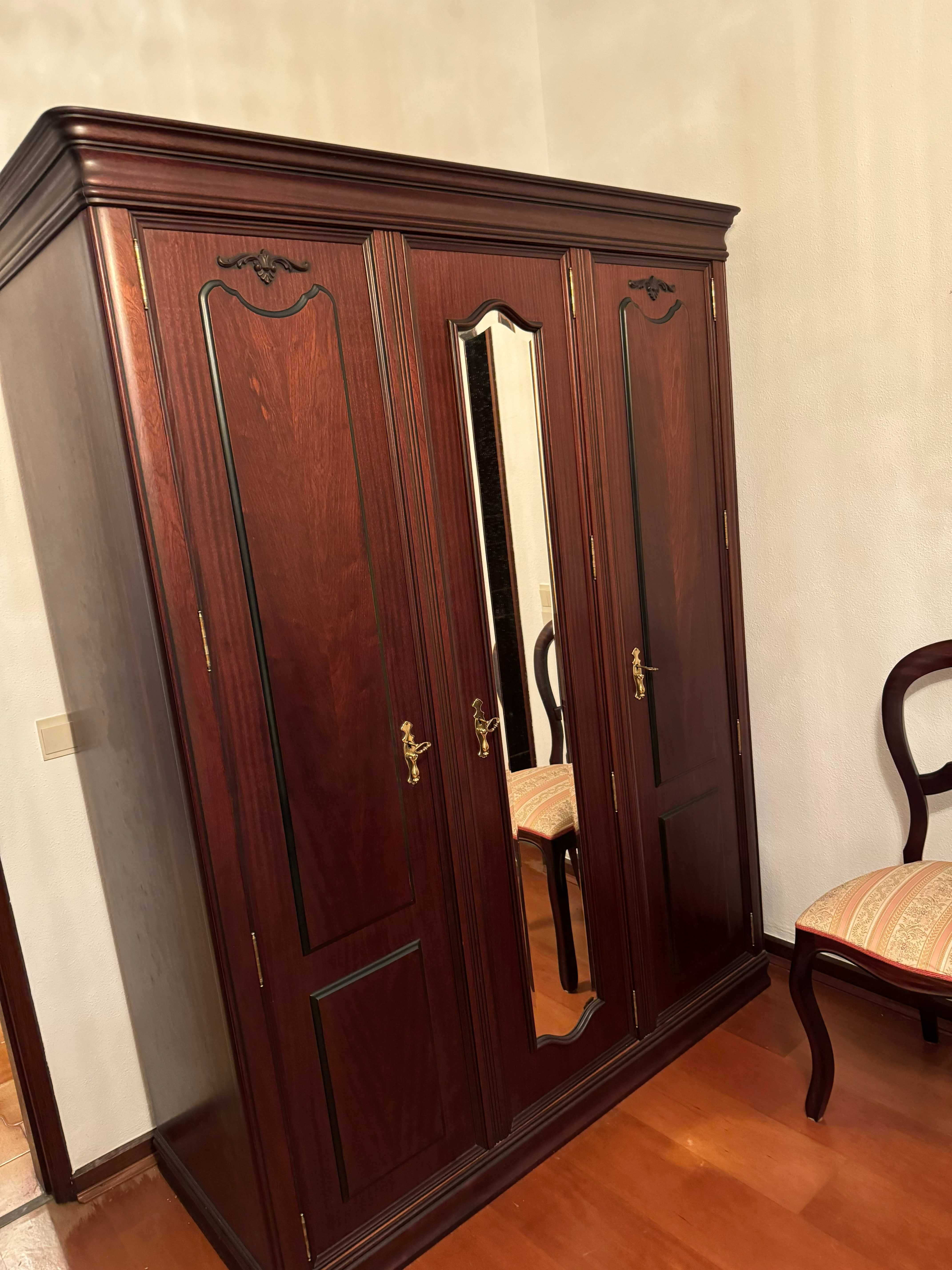 Roupeiro em Mogno – Grande Capacidade e Elegante