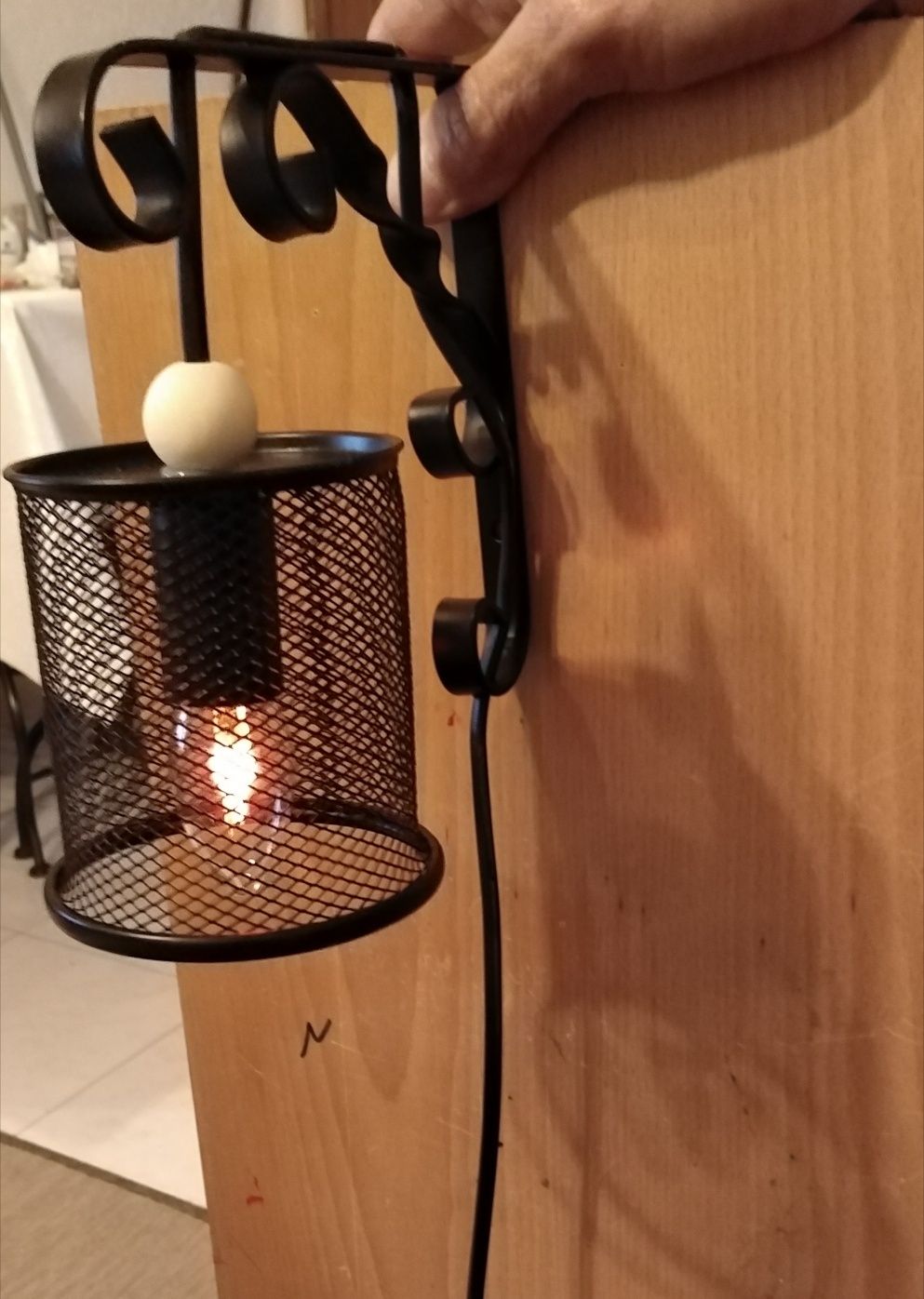Candeeiro LPC de parede em ferro.