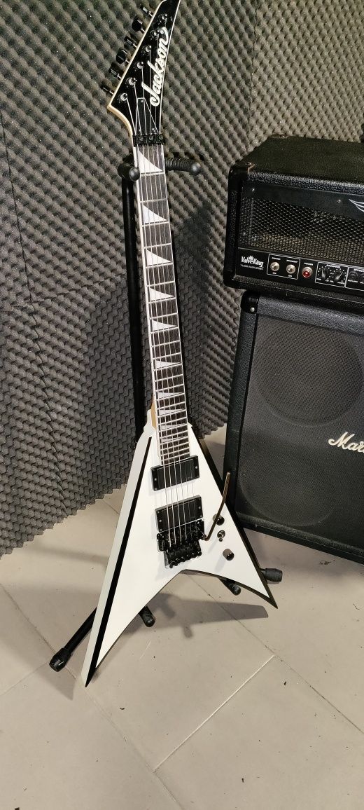 Jackson flying V js32 king V