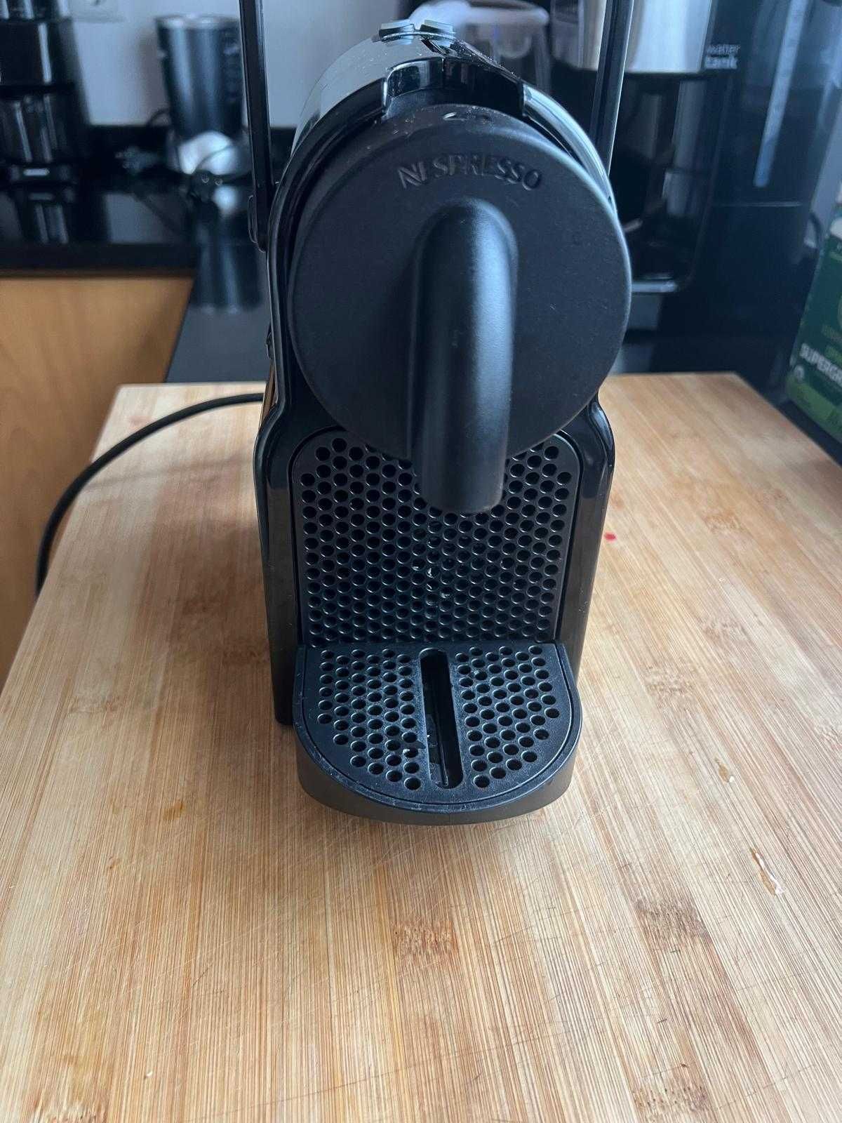 Máquina de Café DELONGHI Nespresso Inissia Preto