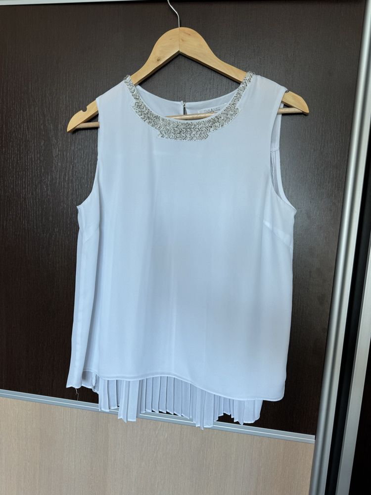 Elegancka biała bluzka z ozdobną srebrną aplikacją Taranko 36