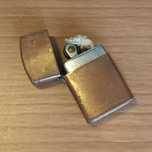 Isqueiro pequeno antigo do tipo "Zippo"