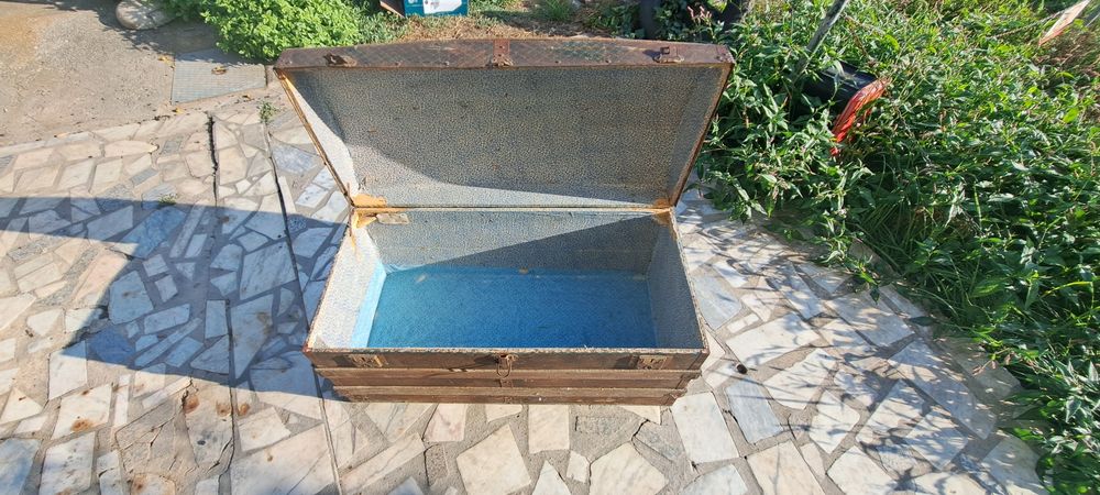 Vários móveis antigos