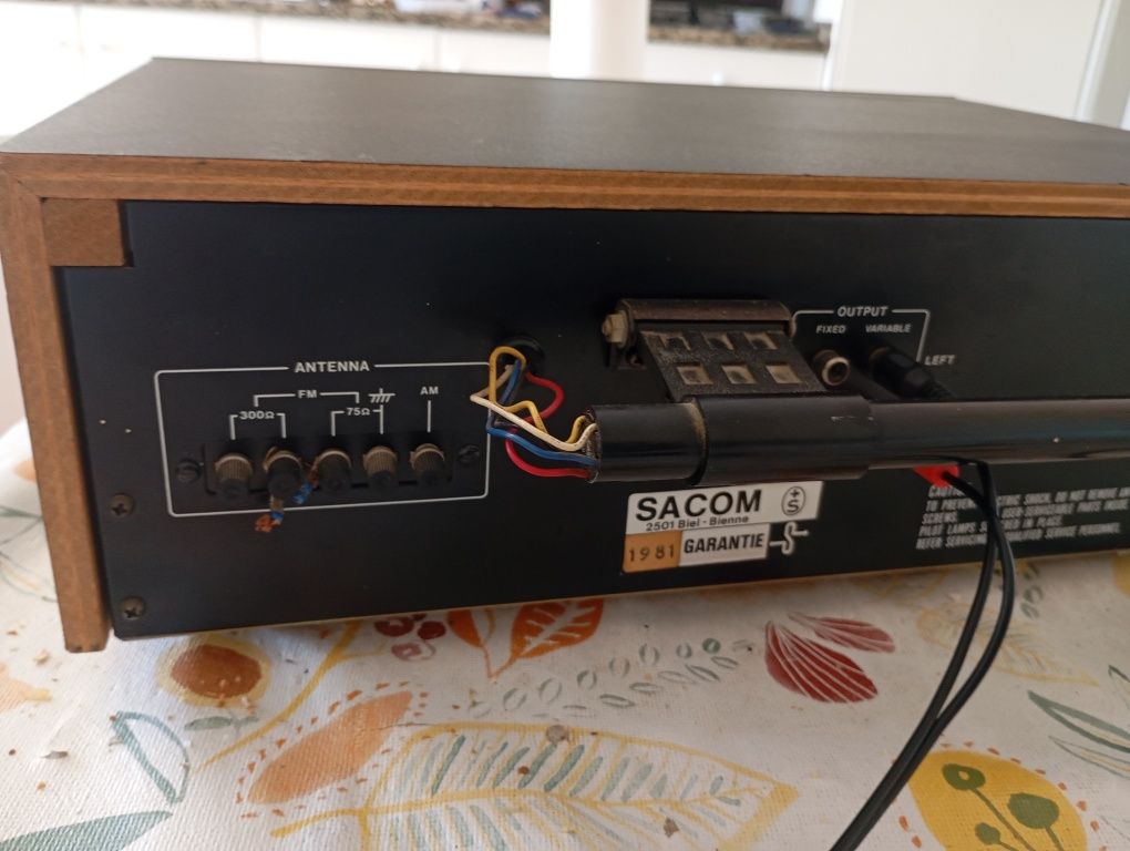Akai AT 2400 Tuner Rádio