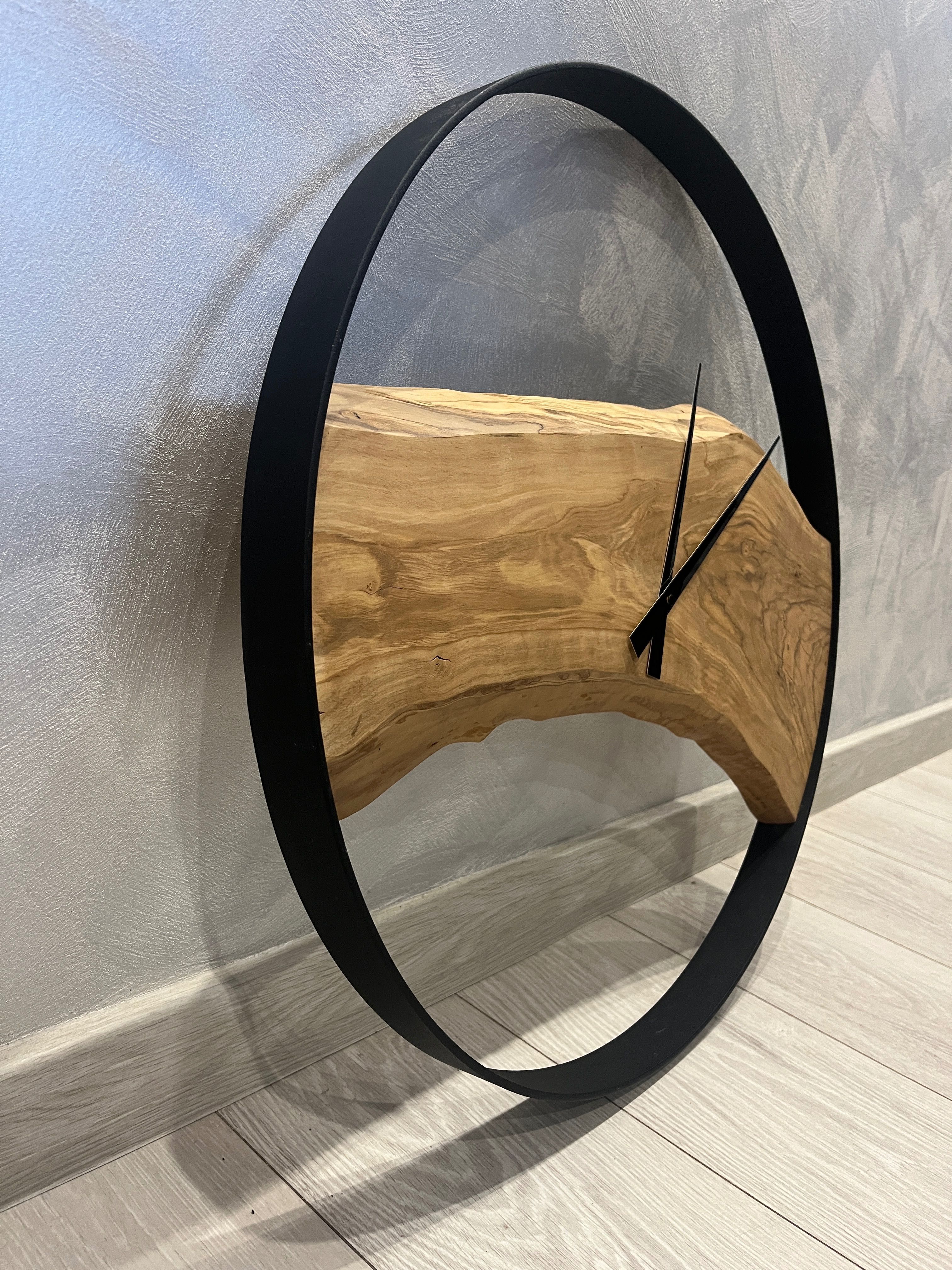 Zegar z drewna oliwnego LOFT