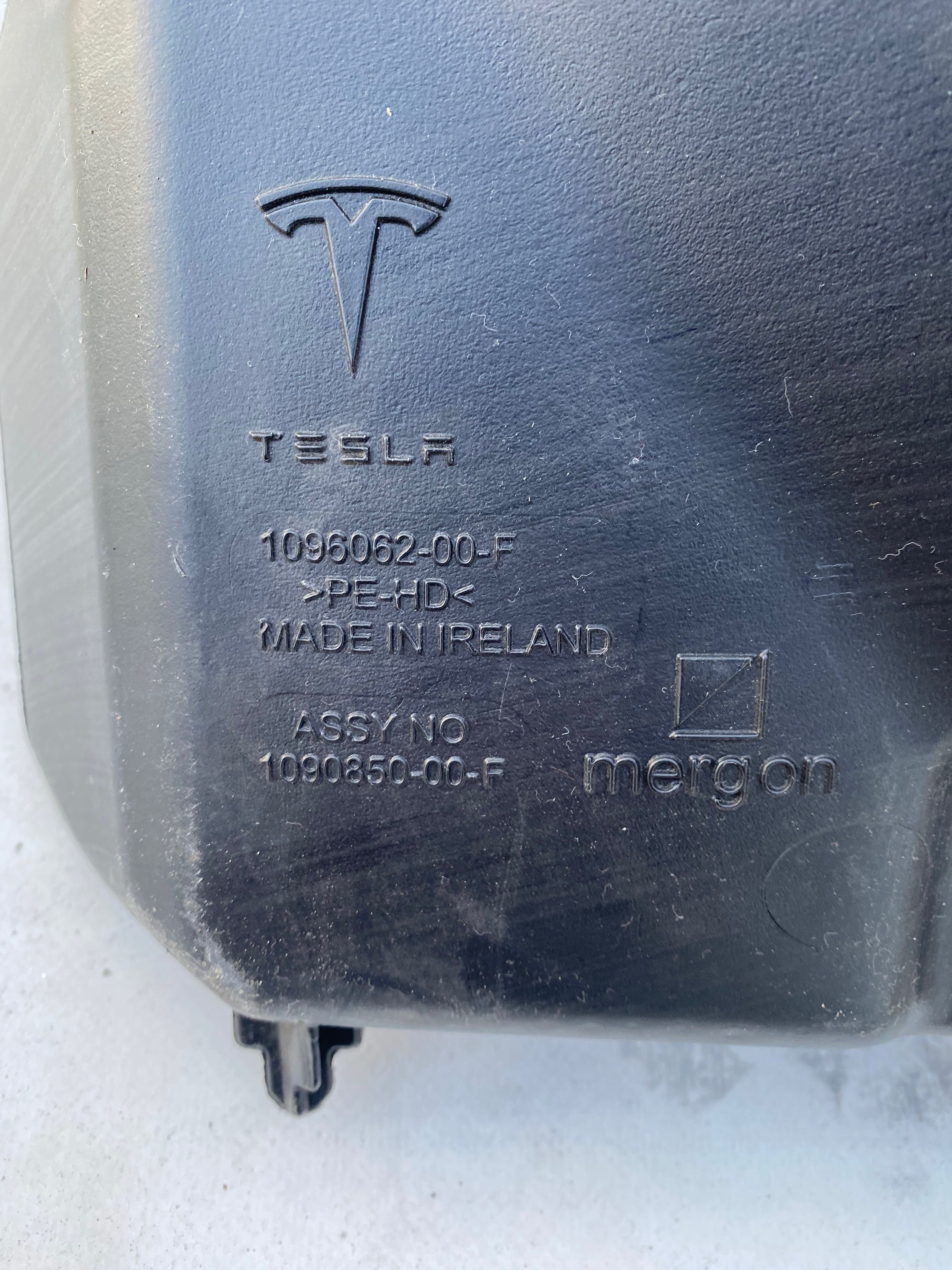 Бачек омывателя Тесла Модел 3 Tesla Model 3