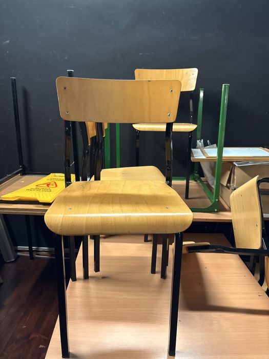 Krzeselka i ławki szkolne