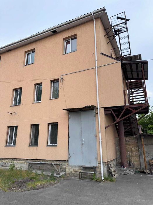 Здам велике комерційне приміщення з підвалом!