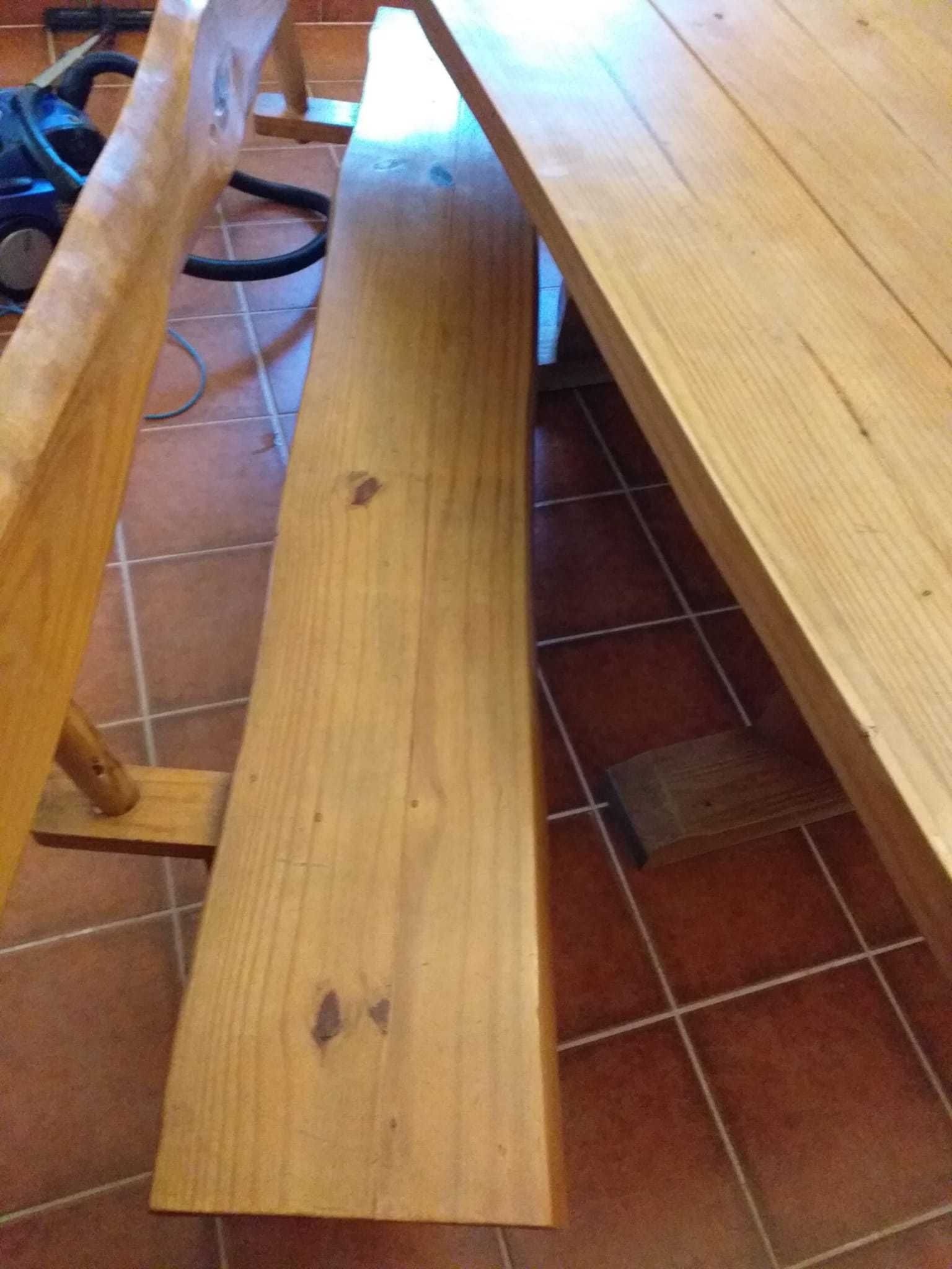 Mesa e 2 bancos de pinho em estilo rústico