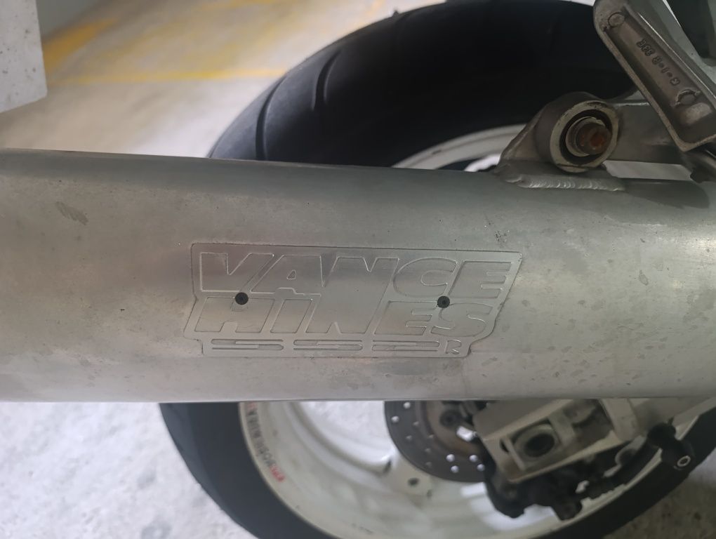 Suzuki GsxR 600 Srad ler descrição