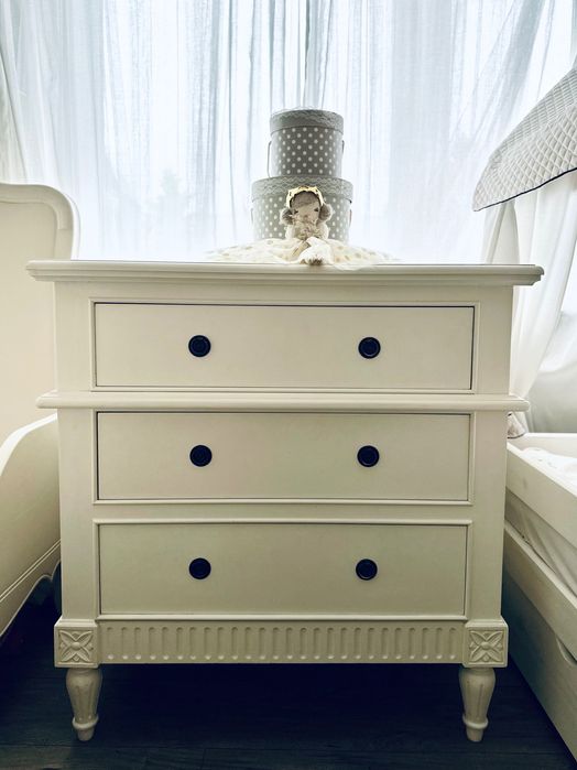 Piękna drewniana komoda dziecięca  z 3 szufladami.