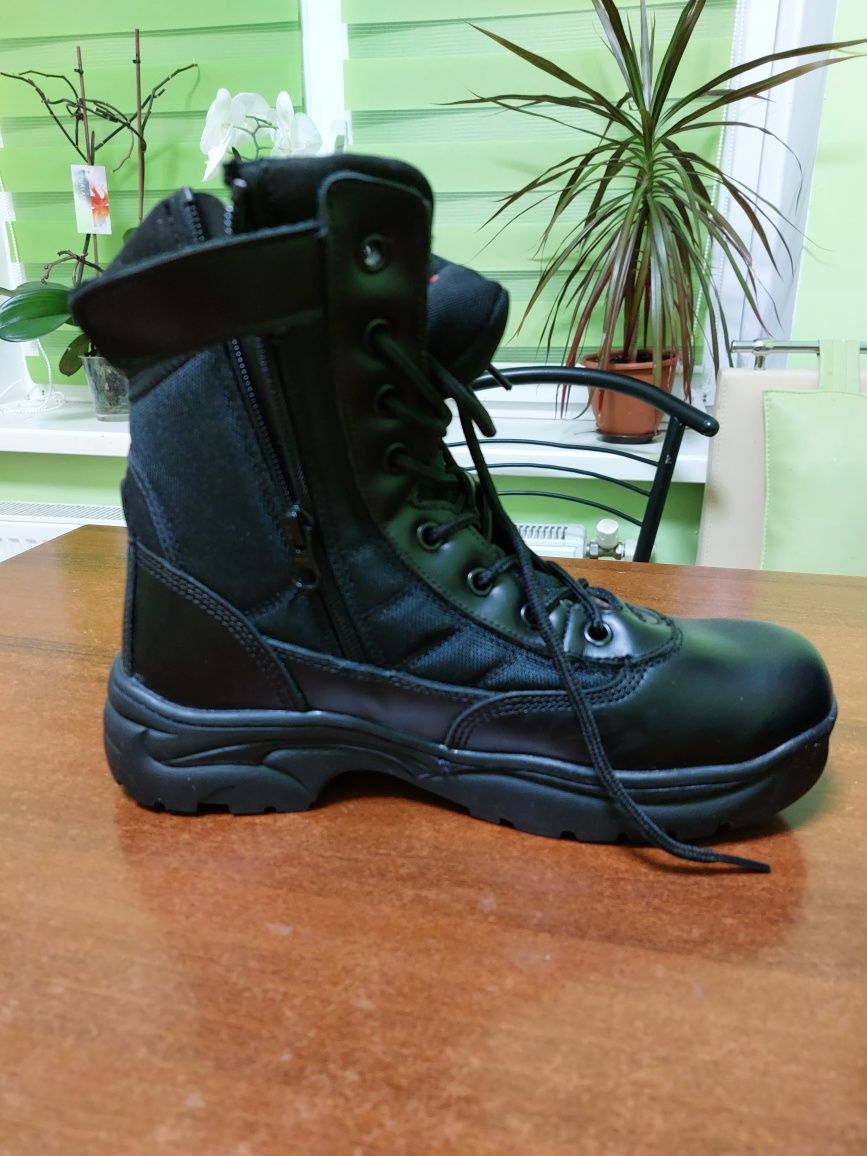Продам нові берці  "Safety jogger"