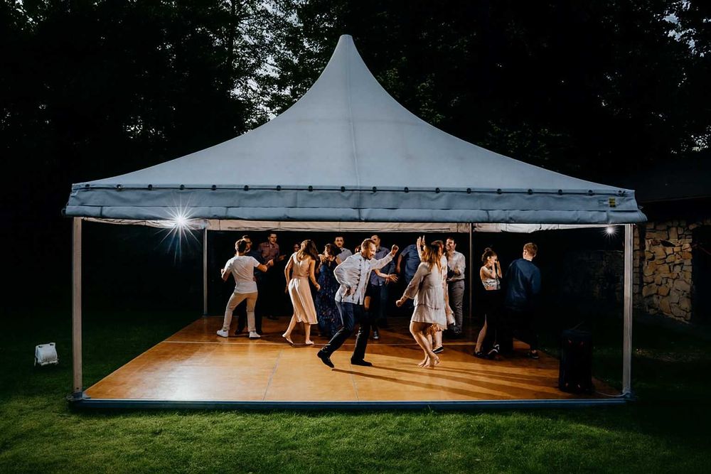 namiot imprezowy ze stołami i krzesłami na Twoje przyjęcie w ogrodzie