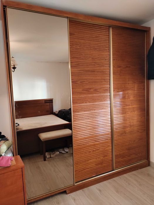 Guarda-Roupa com portas deslizantes em bom estado