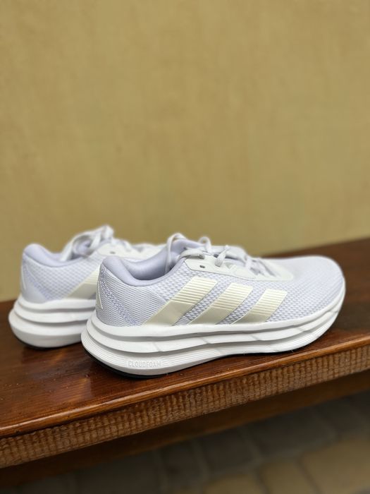 Кросівки adidas, білі — розмір EU 39⅓ (24,5 см)