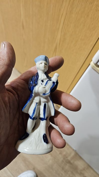 Imagens em porcelana com trajes do sec.XVIII.