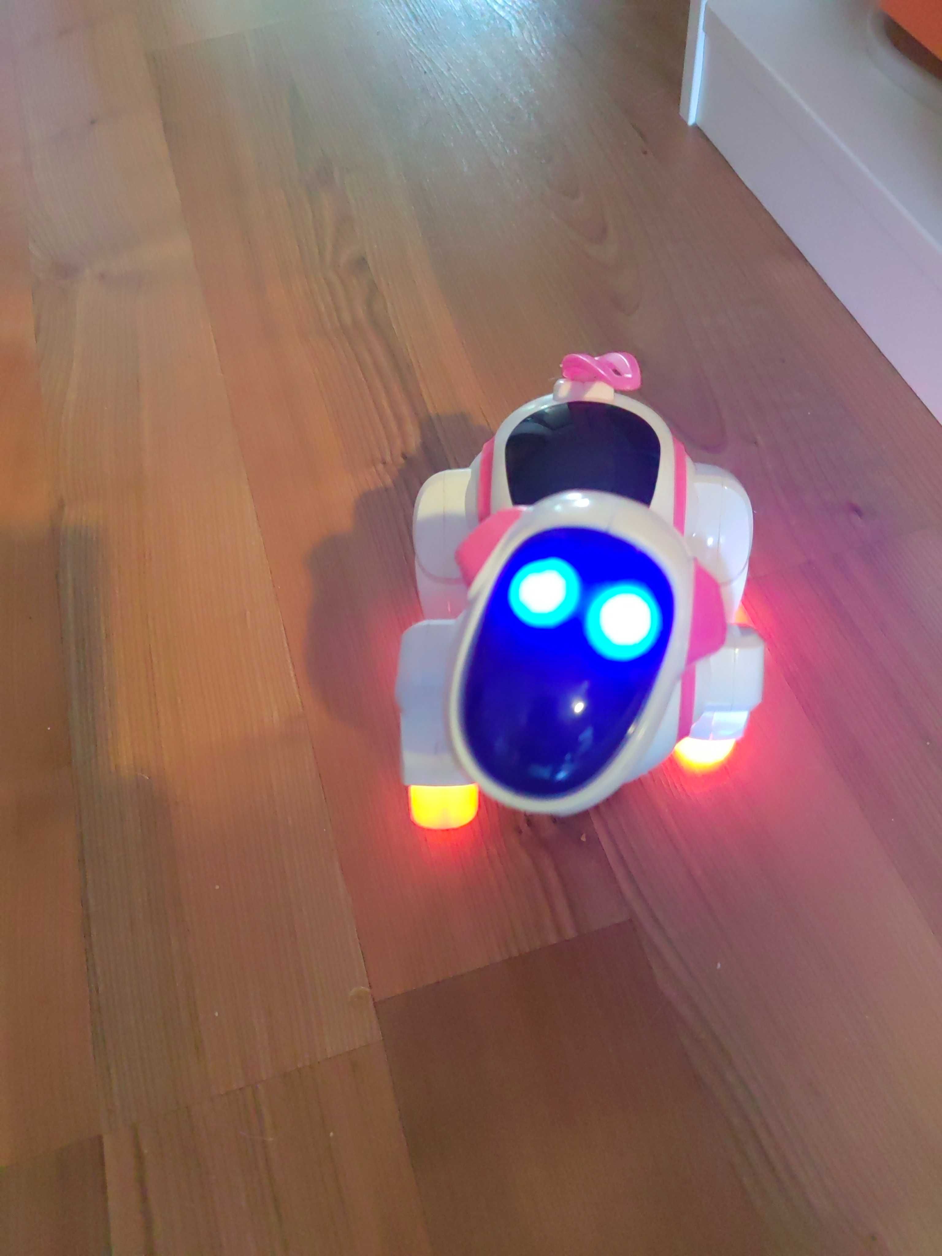Cão robot branco e rosa