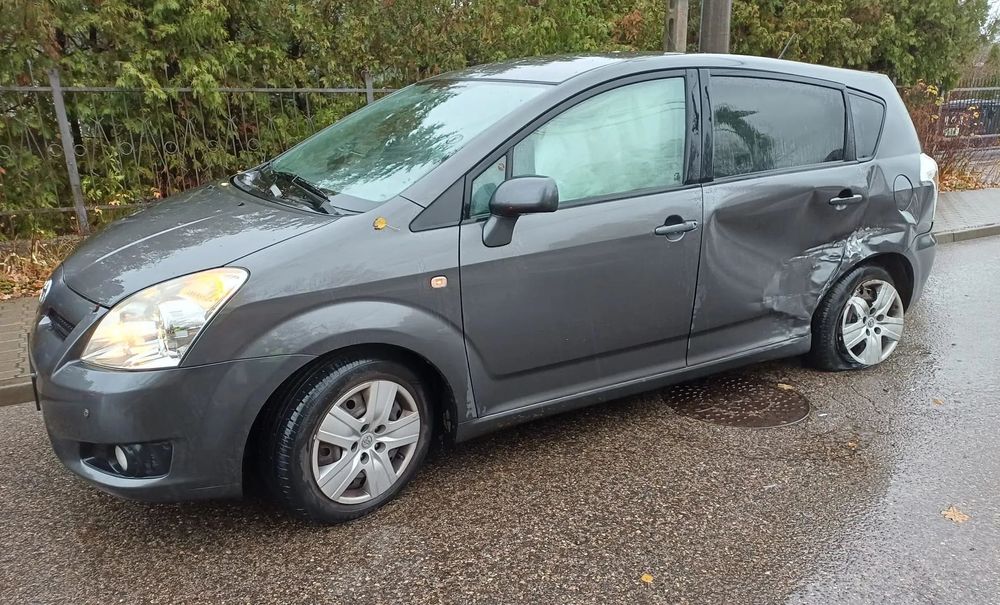 Toyota Corolla Verso Uszkodzona