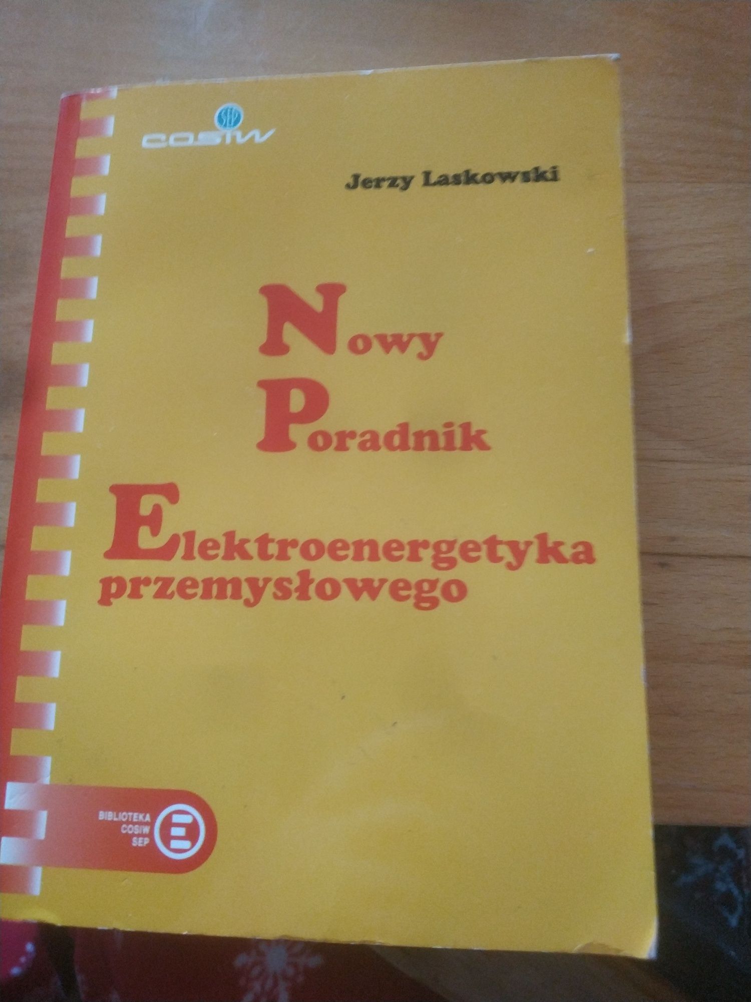 Nowy poradnik elektroenergetyka przemysłowego.