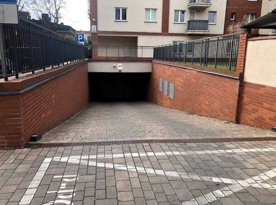 Wynajmę miejsce parkingowe w hali – Poznań Jeżyce – 330 zł/mies.