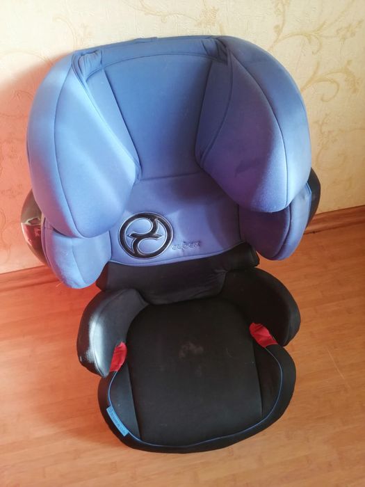 Продам детское автокресло б/у синего цвета .