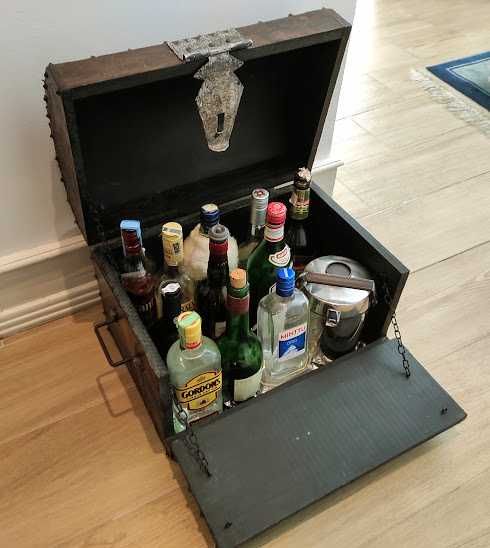 Baú-Bar de antiquário, em madeira, forrado a pele