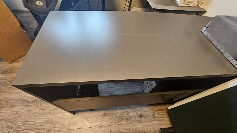 Biurko z Agaty – nowoczesne, solidne, w idealnym stanie